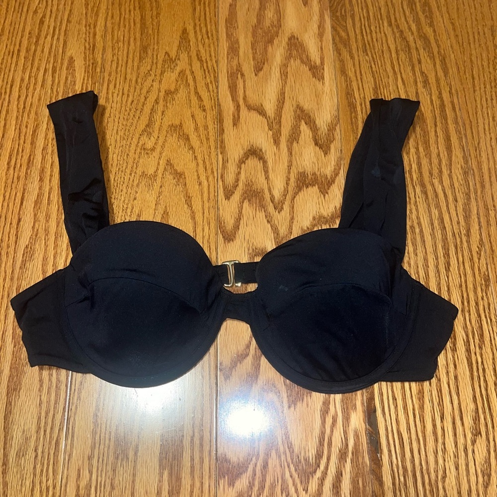 WeWoreWhat Black Full-Coverage swimsuit top with Wide Straps